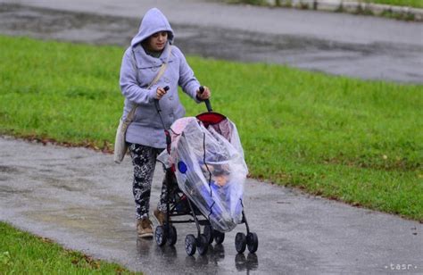 Rodina cestujúca vlakom s malým dieťaťom