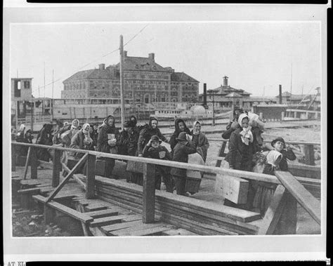 Historická fotografia imigrantov z Ellis Island