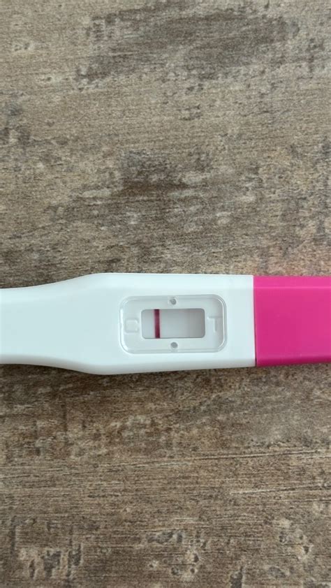 Príklad evaporačnej čiary na tehotenskom teste a jej rozdiel od skutočného pozitívneho výsledku