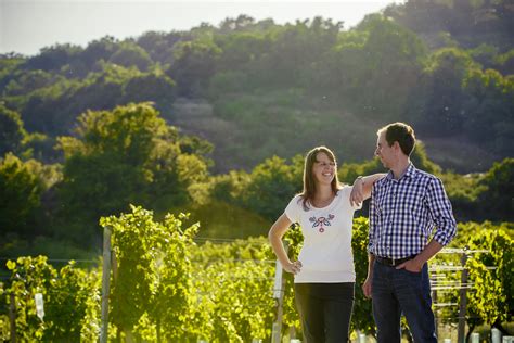 Ruky držia malé novorodeniatko