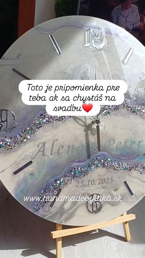 Spomienkové tetovanie s anjelskými krídlami a dátumom