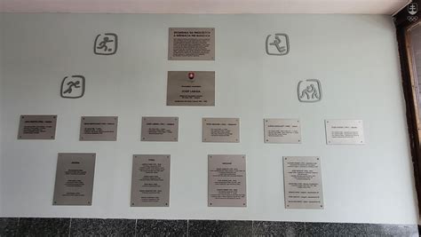 Označenie návštevných hodín pri vstupe do oddelenia