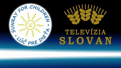 Dieťa pozerajúce reklamu v televízii