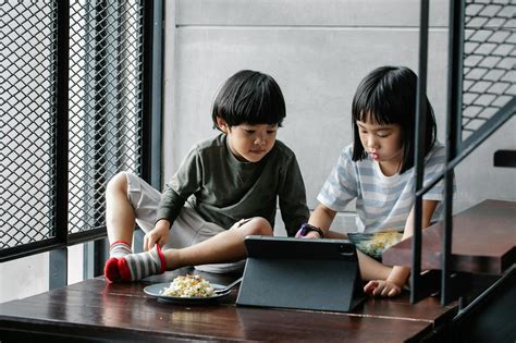Dieťa hrajúce sa na tablete s vyskakovacími reklamami
