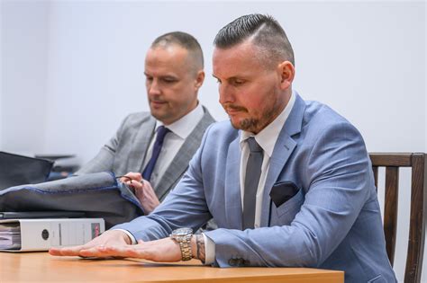 Advokát pri práci s klientom online