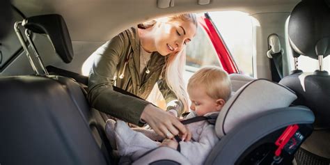 Dieťa v autosedačke otočené v protismere jazdy