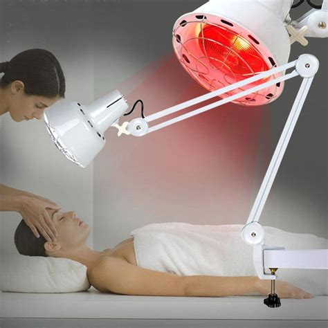 Infračervená lampa aplikovaná na ľudské telo