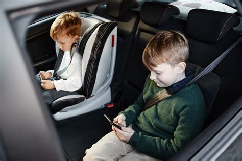 Dieťa nastupujúce do otočnej autosedačky