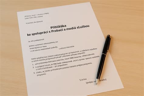 Administratívne dokumenty a pero na stole