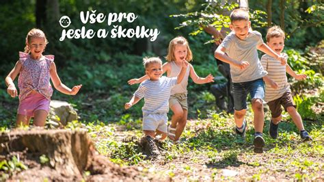 Ilustrácia radosti dieťaťa pri hraní v pohodlnej plienke