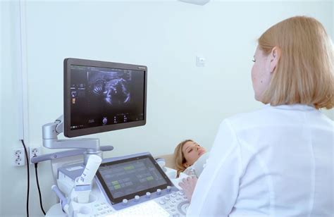Lekár vysvetľujúci umiestnenie placenty na ultrazvuku