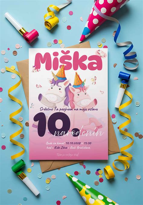 Dvojica držiaca v ruke miniatúrnu detskú topánočku, symbol nádeje na rodičovstvo