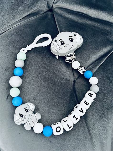 Príklady personalizovaných príveskov na cumlík s rôznymi menami