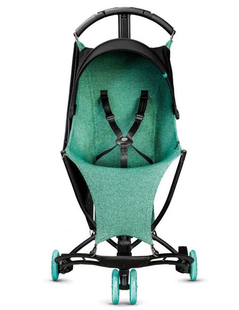 Skladaný kočík Quinny Yezz na ramene rodiča