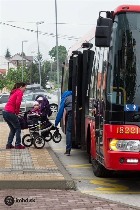 Ilustrácia rozdielu medzi kočiarom a detským kočíkom