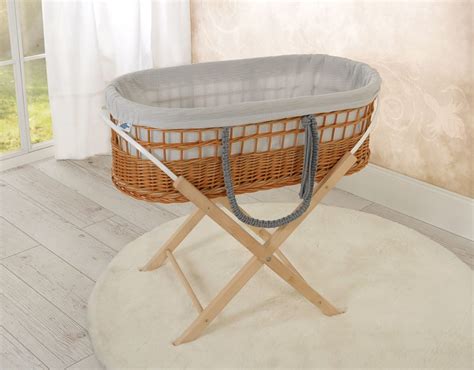 Prútený Mojžišov kôš s bábätkom