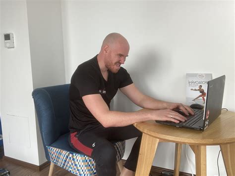 Dieťa v otočnom sedení kočíka, raz smerom k rodičovi, raz smerom dopredu