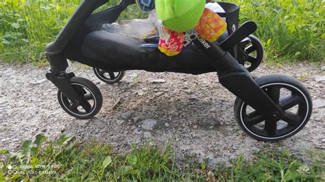 Detailný záber na kolesá a odpruženie retro kočíka