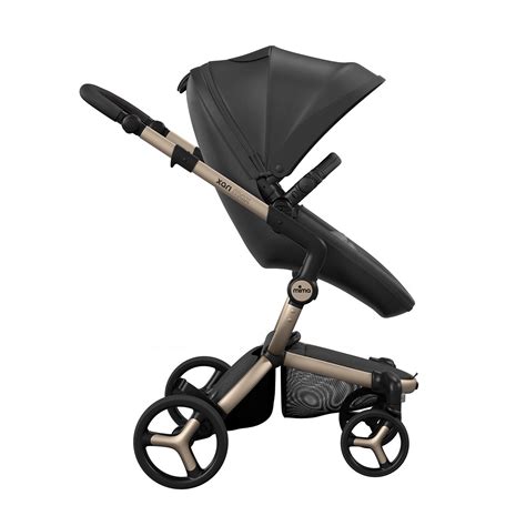 Detail kolies a odpruženia kočíka Oyster Max 2 v mestskom prostredí