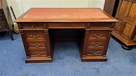 Renovovaný starožitný písací stôl