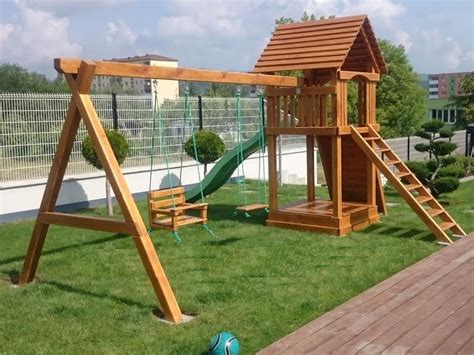 detské ihrisko s preliezkami a hojdačkami