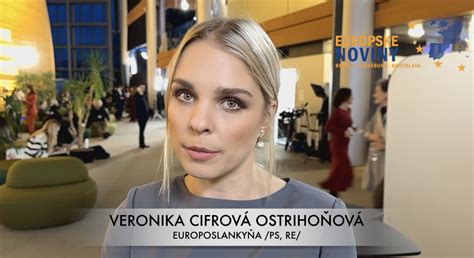 Veronika Cifrová Ostrihoňová cvičí jogu
