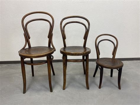 Detail ohýbaného dreva na stoličke Thonet