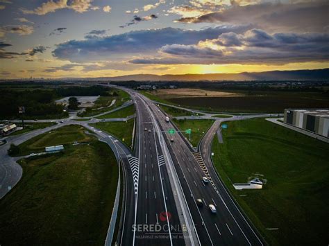 Schéma pôsobenia síl pri čelnom náraze v smere vs. proti smeru jazdy