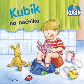 Dieťa si prezera knižku sediac na nočníku