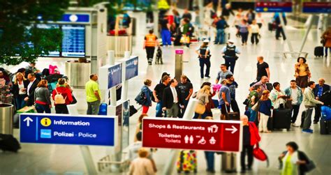 Rodina na check-in prepážke na letisku