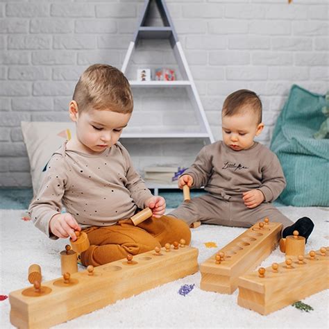 Deti pracujúce s Montessori materiálmi