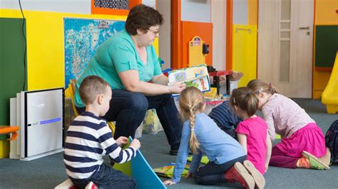 Dieťa a učiteľka v škôlke