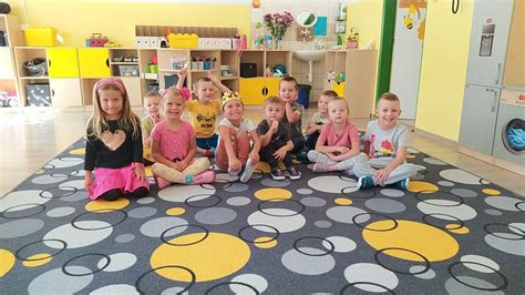 Deti hrajúce sa spolu v materskej škole