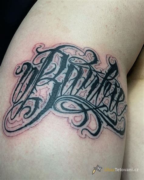 Príklady tetovaní dátumov na rôznych častiach tela