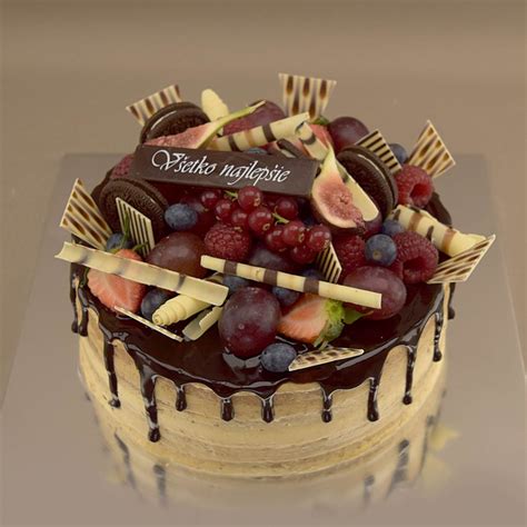 Ozdobená torta s ovocím
