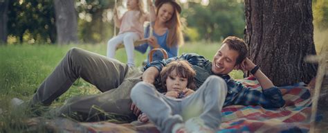 Otec hrá s malým dieťaťom v parku