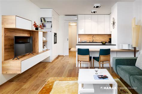 Moderný interiér malého bytu s dôrazom na úložné priestory