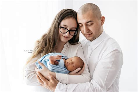 Ilustrácia znázorňujúca rodinu s novorodencom