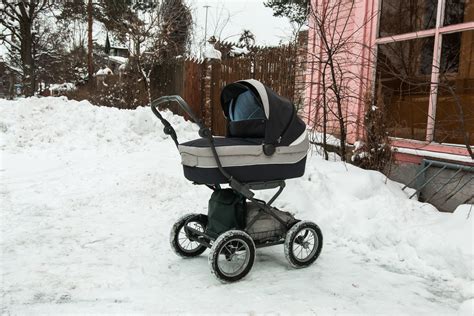 Dieťa v kočíku zakryté flísovým návlekom