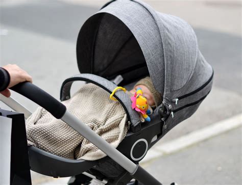 diagram ukazujúci prechod z hlbokej vaničky do športovej časti kočíka