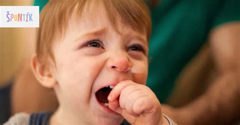 dieťa hádže sa o zem