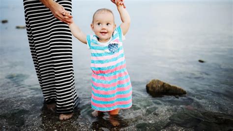 dieťa kráča za ruky