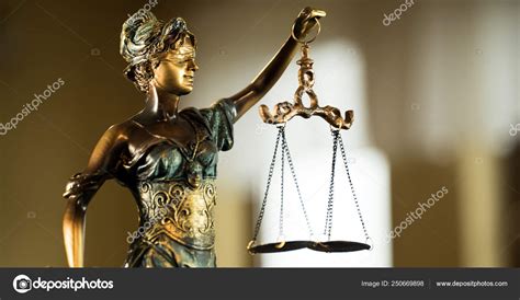 váhy symbolizujúce rovnováhu práv