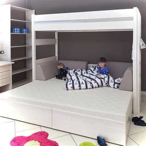 Obrázok znázorňujúci bezpečné usporiadanie postele pri spoločnom spaní