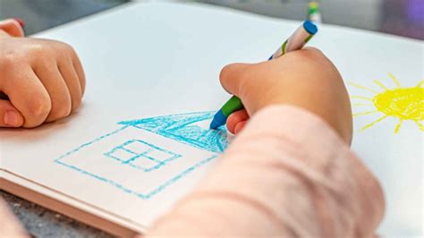 malé dieťa kreslí ceruzkou