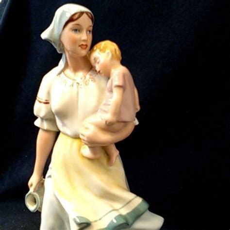 Žena držiac novorodeniatko v náručí