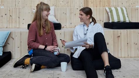 Dve ženy sa rozprávajú a usmievajú