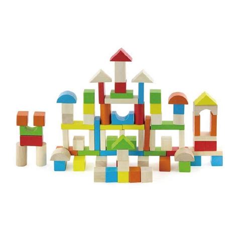 Otec a syn spolu stavajú hrad z kociek