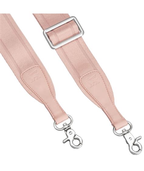 Detail popruhu a karabínok na taške