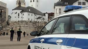 Skupina tínedžerov útočí na mladšie dievča